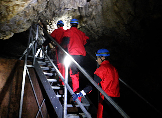 S helmami, �elovkami a v overalech si náv�t�vníci projdou novou trasu ve...