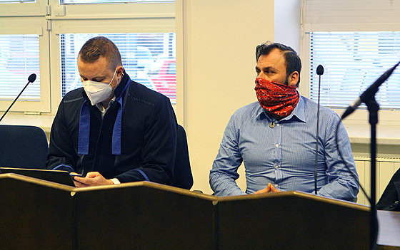 Aktivista Ivo Osovský se svým právníkem u ��árského okresního soudu.