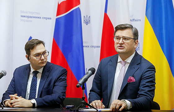 Ministr zahranií Ukrajiny Dmytro Kuleba (vpravo) a eska Jan Lipavský na...