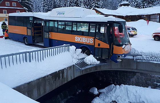 Nehoda skibusu v Peci pod Snkou u Vlího potoku u sjezdovky Javor. (7.2.2022).