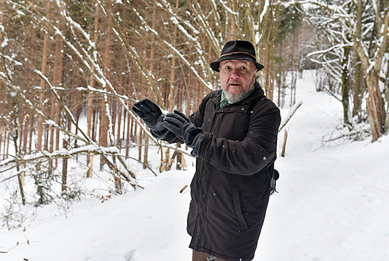 Miroslav Janík z �eského svazu ochránc� p�írody Kosenka v pralese ��úrnica...