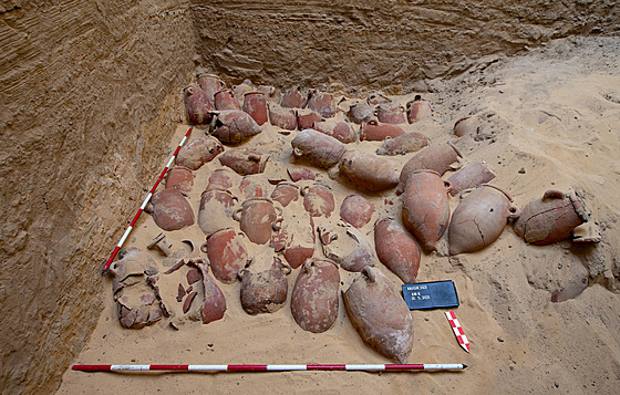 Jedna z vrstev zásobnic obsahujících zbytky po provedené mumifikaci ulo�ených...