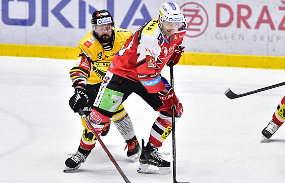 Marek Hrbas (vlevo) z Litvínova v souboji s Adamem Musilem z Pardubic.