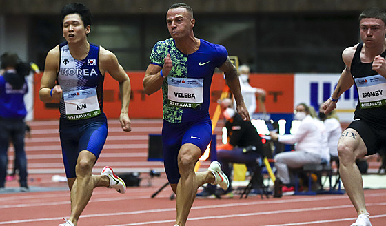 Jan Veleba (uprosted) míí za vítzstvím v závod na 60 metr.