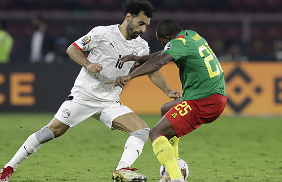 Egyptský fotbalista Mohamed Salah (vlevo) v souboji s Nouhou Tolem z Kamerunu.