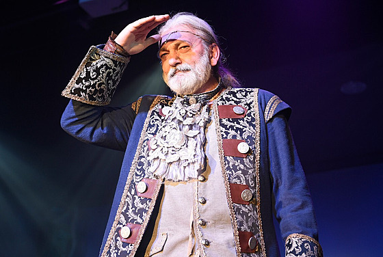 Daniel Hůlka (na fotografii z muzikálu Robinson Crusoe) bude hlavním hostem festivalu Jakuba Pustiny, odzpívá s ním tři koncerty.