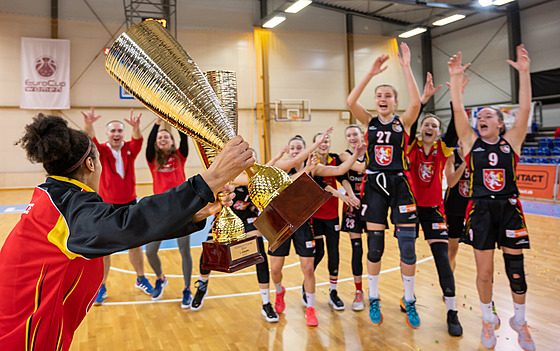 Basketbalistky Sokola Hradec Králové slaví vítzství v esko-slovenském poháru....