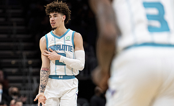 LaMelo Ball z Charlotte Hornets slaví svou trojku.