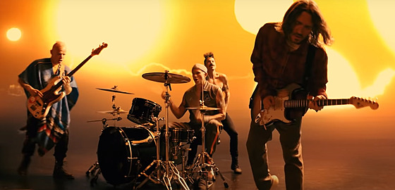 Red Hot Chili Peppers v klipu k písní Black Summer, v popedí kytarista John...