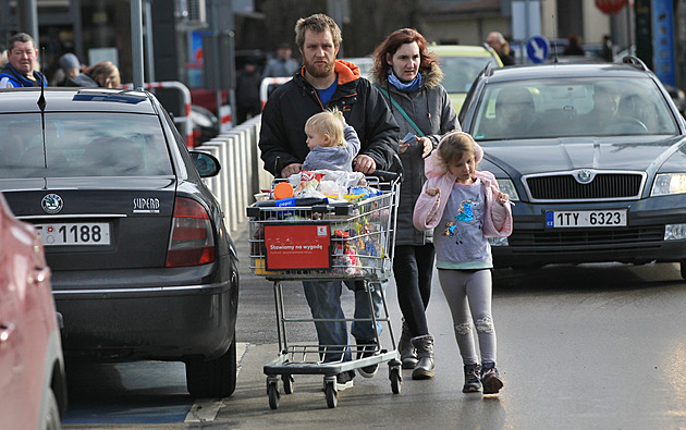 Za potravinami lidé jezdí nejradši do Polska, státní kasa přichází o miliardy
