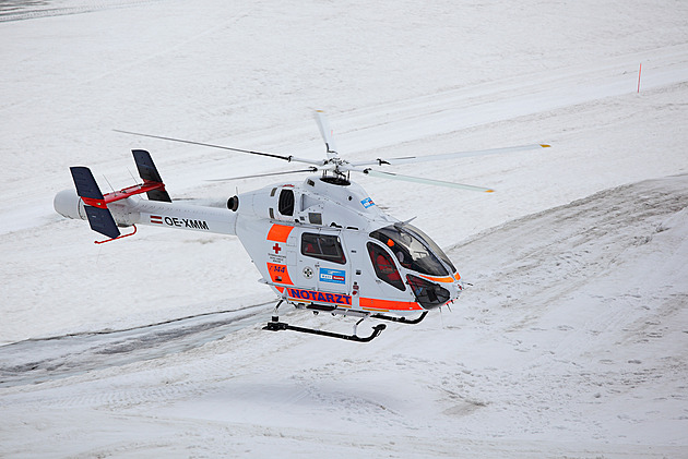Vrtulník v Alpách zachraňoval stovku školáků, učitelé vybrali těžkou trasu