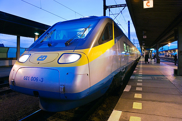 Zpoždění i 170 minut, cestování vlakem mezi Ostravou a Prahou je o nervy