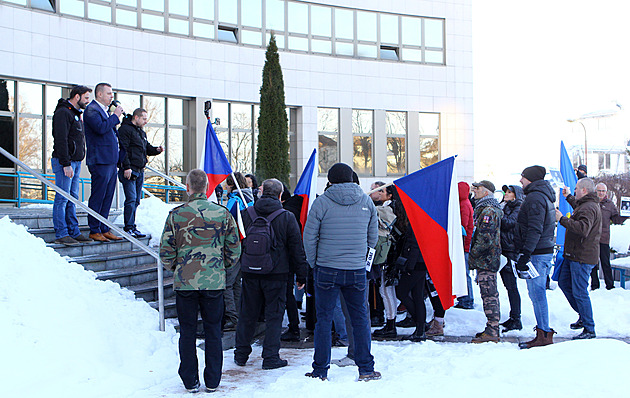 Lidský řetěz a květiny policistům. Rajchlova strana pořádá další protest