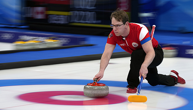Tomá� Paul v duelu sout�e smí�ených dvojic v curlingu proti Itálii na...