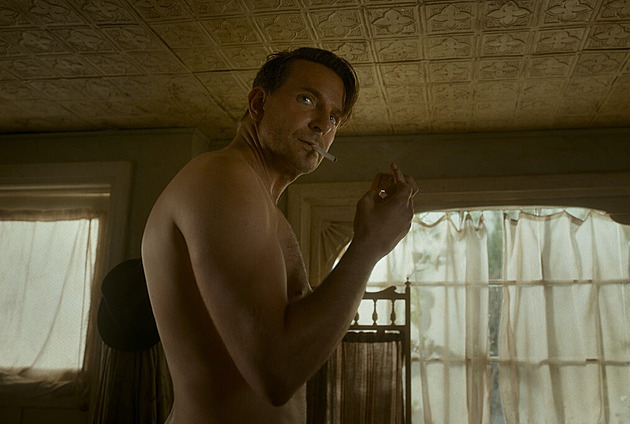 Bradley Cooper chodí doma nahý, jako malý se s otcem sprchoval