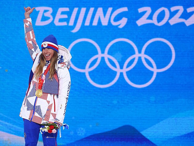 Zlat� medailistka Ester Ledeck� z t�mu �esk� republika b�hem slavnostn�ho...