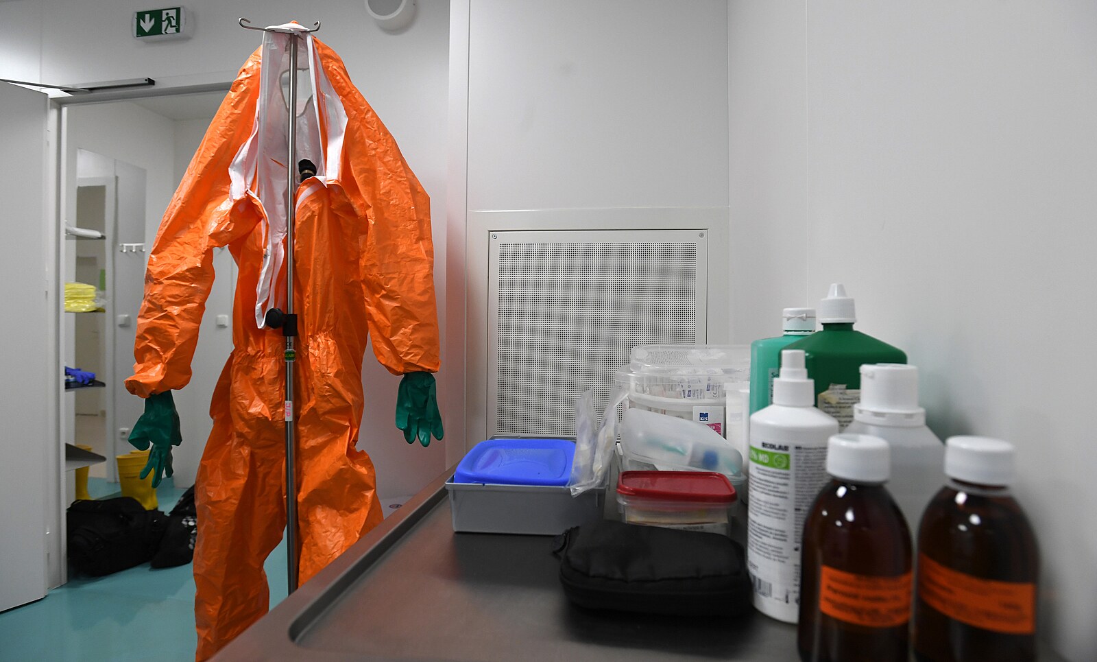 Američan s podezřením na ebolu je v Praze. Do Bulovky odjel speciální sanitkou
