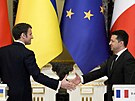 Ukrajinský prezident Volodymyr Zelenskyj (vpravo) a  francouzský prezident...