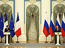Francouzský prezident Emmanuel Macron (vlevo) a ruský prezident Vladimir Putin...