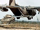 Letoun C-130 vysazuje lehký tank M551 Sheridan za pomoci systému výsadku v malé...