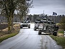 védtí vojáci v obrnných vozidlech na silnici poblí Visby na Gotlandu (16....