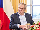 Prezident Milo Zeman pi natáení diskuse s moderátorkou televize Prima...