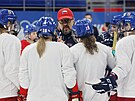 Trenér eských hokejistek Tomá Pacina hovoí ke svým svenkyním bhem...