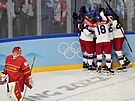 eské hokejistky se radují z druhé branky v úvodním utkání olympijského turnaje...