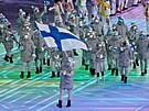 Sportovci z Finska procházejí bhem zahajovacího ceremoniálu. (4. února 2022)