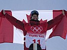 Kanadský dritel zlaté medaile Max Parrot slaví bhem slavnostního pedávání...