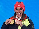 Zlatá medailistka Denise Herrmannová z Nmecka pózuje se svou medailí bhem...