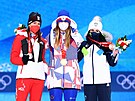 Zlatá medailistka Ester Ledecká z týmu eská republika (uprosted), stíbrná...