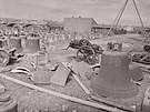 Takzvaný hbitov zvon na Rohanském ostrov v lét 1942