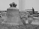 Takzvaný hbitov zvon na Rohanském ostrov v lét 1942