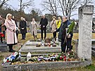 U hrobu spisovatele Bohumila Hrabala na hbitov v Hraditku na Nymbursku...