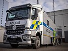 Prat policist ze speciln podkov jednotky zanou jako prvn pouvat...