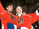 Vladimr Rika a Dominik Haek pi oslav triumfu v Naganu na Staromstskm...