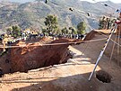 V Maroku se snaí zachránit chlapce uvázlého v úzké studni. (5. února 2022)