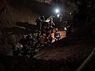 Uvázlého chlapce v úzké studni v Maroku se nepodailo zachránit. (5. února 2022)
