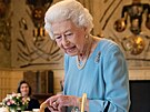 Britská královna Albta II. slaví sedmdesát let od nástupu na trn. (5. února...