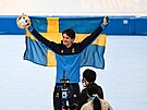 Rychlobrusla Nils van der Poel se raduje ze zlaté olympijské medaile.