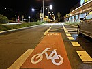 Pozor na parkující auta si musí dát cyklista i pi jízd v cyklopruhu.