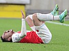 Slávista Srdjan Plavi padá po zákroku jednoho ze sparan v pohárovém derby.