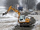 Od Nov�ho roku zemn� stroje prov�d� takzvanou skr�vku ornice v trase budouc�...