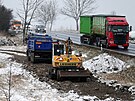 Od Nov�ho roku zemn� stroje prov�d� takzvanou skr�vku ornice v trase budouc�...