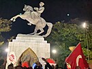 Atatürka nedáme. Stovky Turk hlídaly sochu oblíbeného vdce ped výtrníky