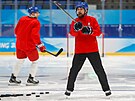 Kou Filip Pean diriguje trénink eských hokejist v Pekingu.
