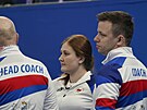eská curlerka Zuzana Paulová a trenéi proívají olympijský zápas se védskem.