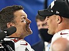 Tom Brady (vlevo) a Rob Gronkowski po vítzství v Super Bowlu s Tampa Bay...