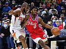Tyrese Maxey (0) z Philadelphia 76ers se tlaí ke koi  Phoenix Suns, brání ho...